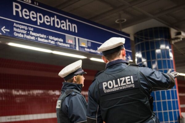 BPOL-HH: S-Bahnhof Reeperbahn: Verdacht auf sexuelle Belästigung