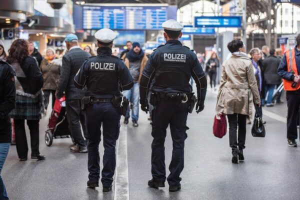 BPOL-HH: Per Haftbefehl gesuchter Mann entwendet Geldbörse im Schnellrestaurant im Hauptbahnhof- Festnahme durch Bundespolizei-